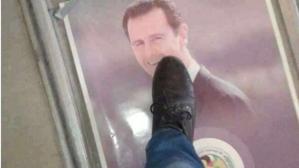 ممثل موالٍ شهـ.ـير يتوقع مقـ.ـتل بشار الأسد ركلاً بالأقدام ويوضح الأسـ.ـباب (فيديو)