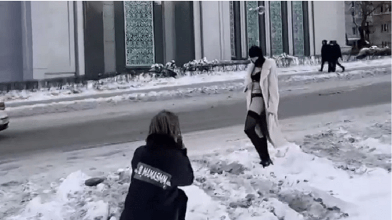 جلسة تصوير لفتاة روسية بملابس ضيـ.ـقة وشفـ.ـاقة أمام مسجد وسط موسكو (فيديو + صور)