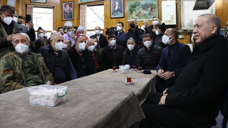 الرئيس أردوغان ينزل للشارع ويلتقي بالمواطنين في أحد المقاهي وينقل لهم ثلاثة بشارات قادمة