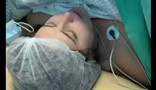 لبنانية تغني ل فيروز بصوت جميل أثناء ولادتها القيصرية والطبيب يشجعها (فيديو)