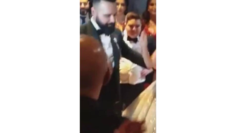 حفل زفاف بمليار ليرة لابنة وزير بحكومة أسد وصحفي ينبش فضـ.ـائح أم العريس (فيديو)