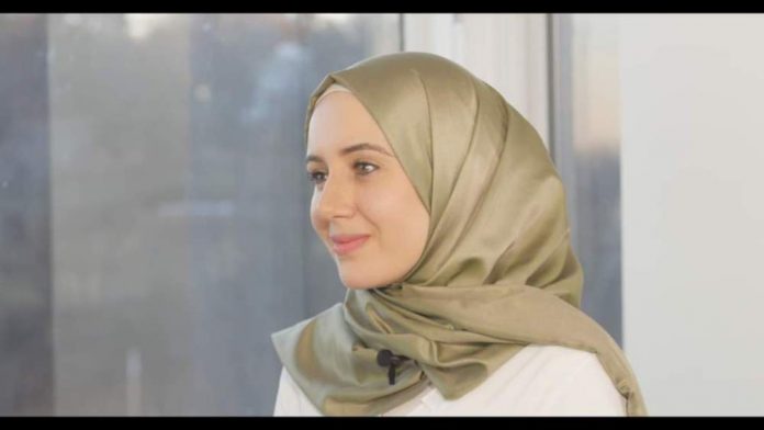 صبية سورية تتألق بجمالها وتأخذ منصبها ضمن أجمل النساء في العالم بشهادة شبكة عالمية