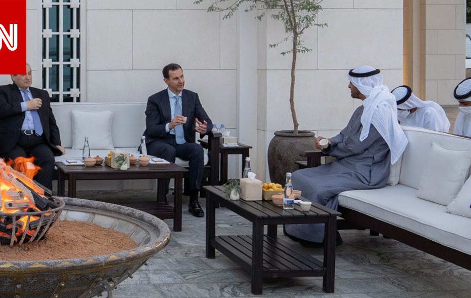 سحاب بنطال مسؤول سوري مفتوح بجانب الرئيس بشار الأسد خلال زيارته للإمارات