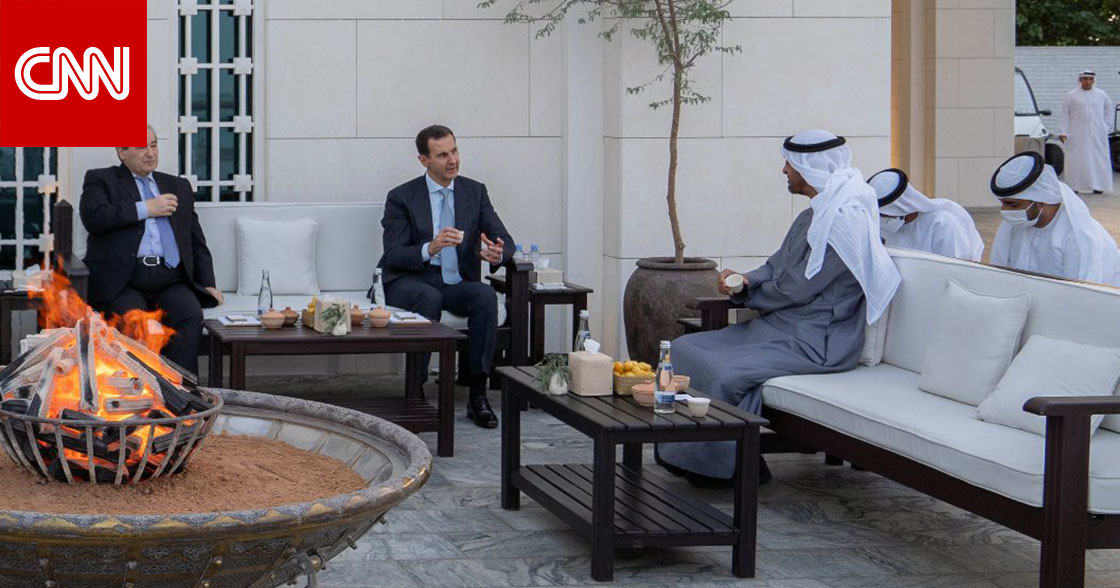 سحاب بنطال مسؤول سوري مفتوح بجانب الرئيس بشار الأسد خلال زيارته للإمارات