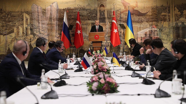 الرئيس أردوغان يتوسط الوفدين الأوكراني والروسي ويطرح الحل المناسب للطرفين