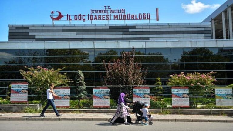 تركيا: لا قرار بإلغاء إقامات السوريين وحملة قريبة للتحقق من العناوين