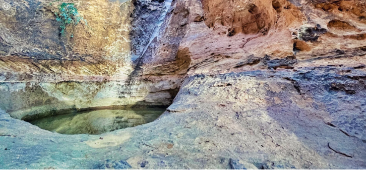 بريطانية تعثر على بركة صخرية مخفية في صحراء نيوم بالسعودية (صور)