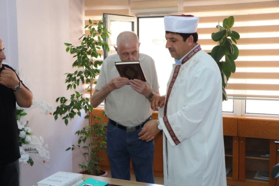 متأثرا بأصدقائه الأتراك.. مسن فرنسي بعمر 85 عاما يعتنق الإسلام في تركيا