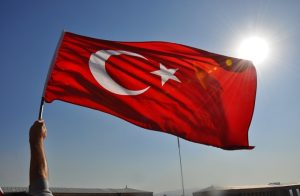 احتفاء صحيفة تركية ب سوري أخرج علم تركيا من وسط القمامة يسـ.ـبب جـ.ـدلاً بين الأتراك