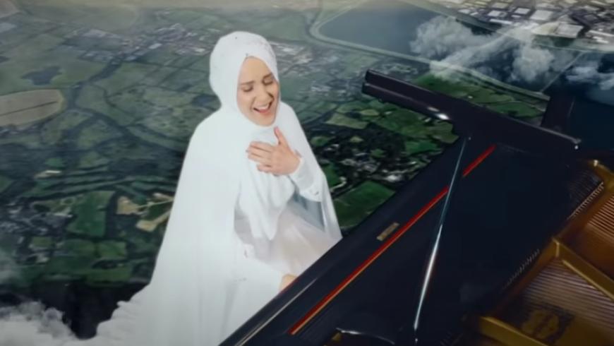 "طلع البدر علينا" بصوت مغنية إنكليزية اعتنقت الإسلام (فيديو)