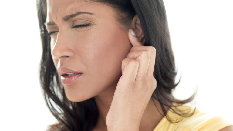 طنين في الأذنين وأعراض غير متوقعة يشير ظهورها إلى إصـ.ـابة بمـ.ـرض فيروسي