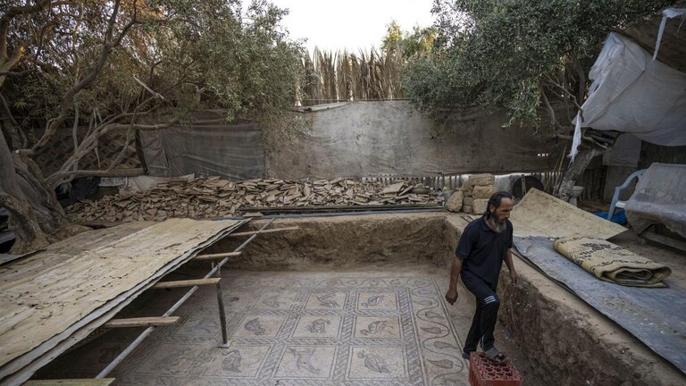 مزارع فلسطيني يكتشف أحد أعظم الكنوز الأثرية في غزة (صور)