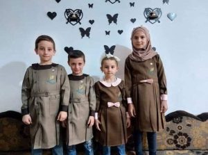 لباس موحد لطلاب المدارس في إدلب يثـ.ـير الجـ.ـدل على مواقع التواصل
