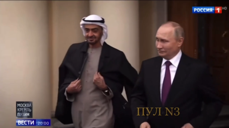 "علاقات دافئة".. بوتين يهدي محمد بن زايد معطفه وقاية من برد بطرسبورغ (فيديو)